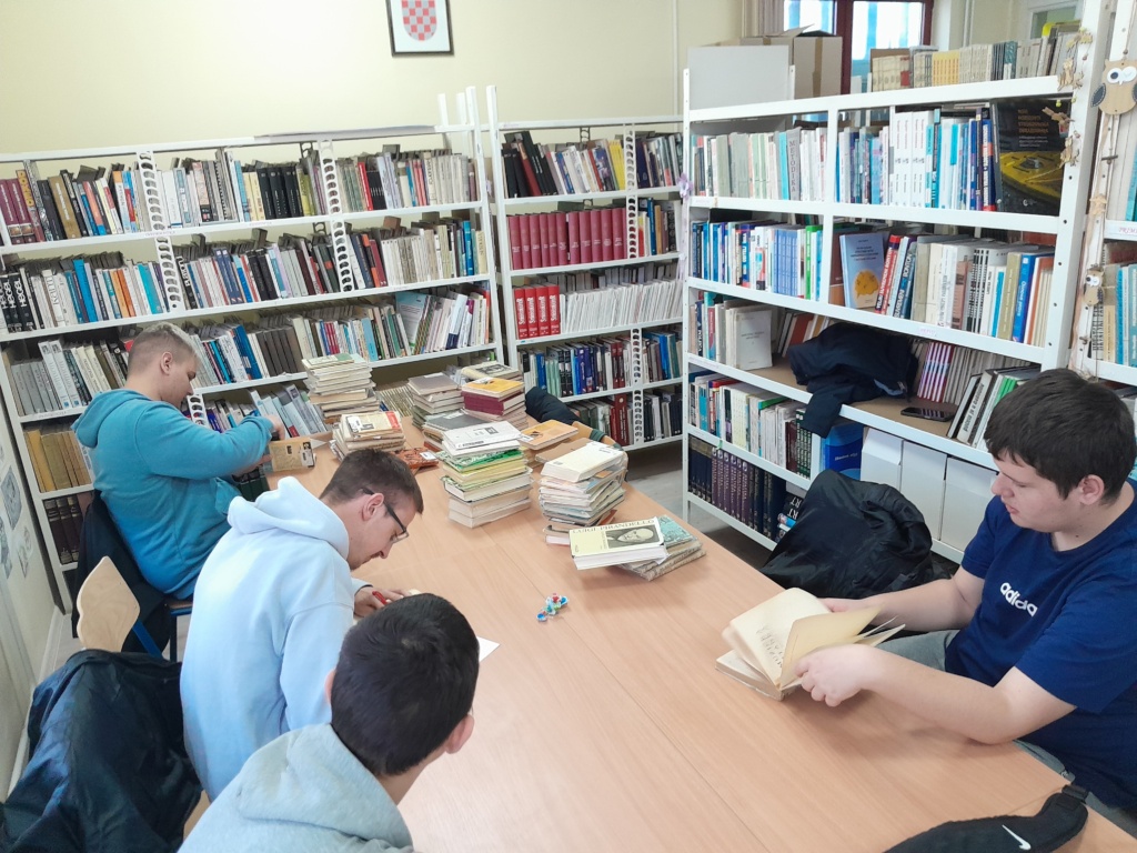 POMOĆNI KNJIŽNIČARI