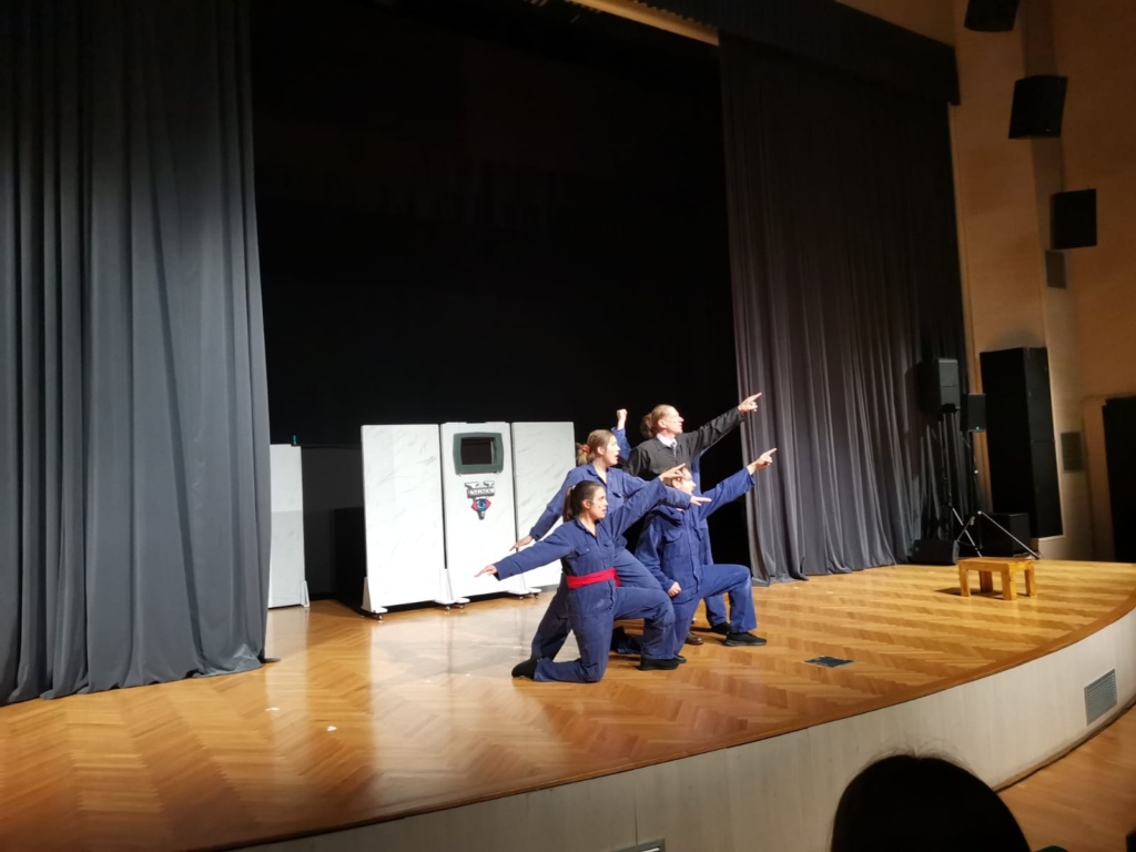 UČENICI NAŠE ŠKOLE PRISUSTOVALI PREDSTAVI “1984”