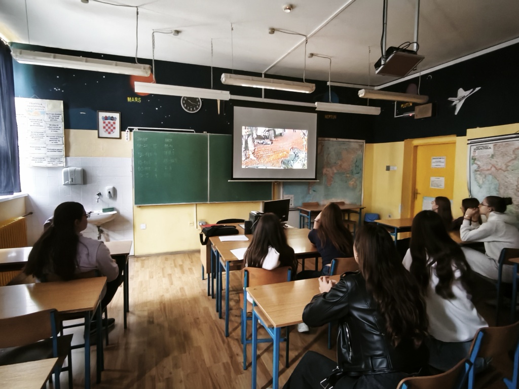 UČENICI 2. OG B RAZREDA OBILJEŽILI DAN SJEĆANJA 18.11.